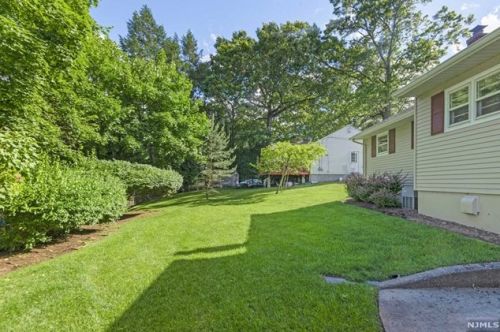 32 Deacon Pl, Cresskill NJ  07626-1139 exterior