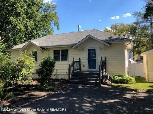27 Brown Pl, Tinton Falls, NJ 07701-2206