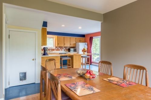 185 Pelham Rd, Amherst MA 01002-9777 exterior