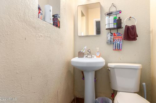 3319 61 St, Phoenix AZ 85033-4112 exterior