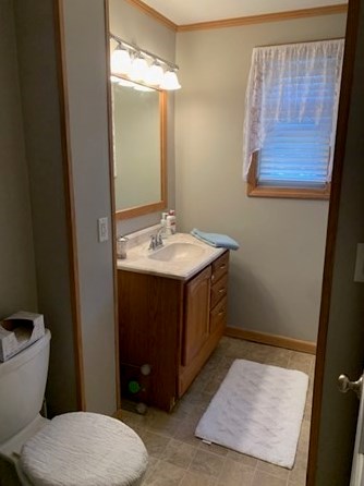 21 Cres St, Whitman MA 02382-2406 exterior