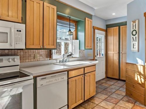 27 Anawan St, Taunton MA 02780-2952 exterior