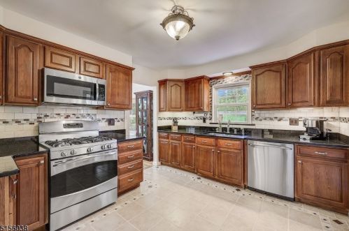 205 Fairway Ave, Belleville NJ 07109-1401 exterior