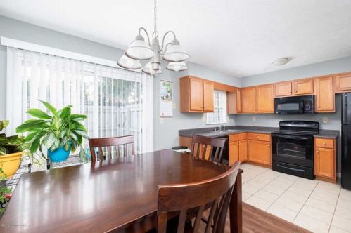 1364 Herr Ln, Louisville, KY 40222-4357