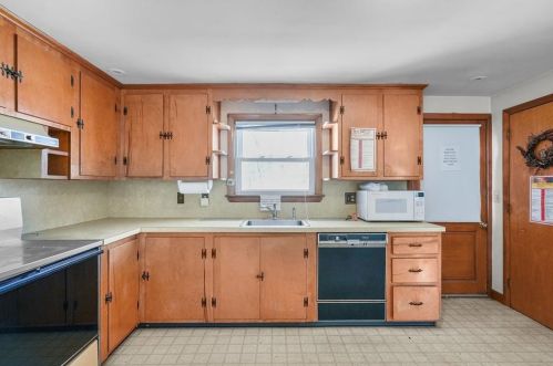 1062 Taunton Ave, Seekonk MA 02771-3111 exterior