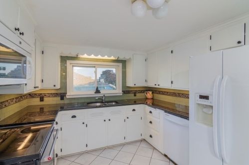 94 Great Hl Dr, Weymouth MA 02189 exterior