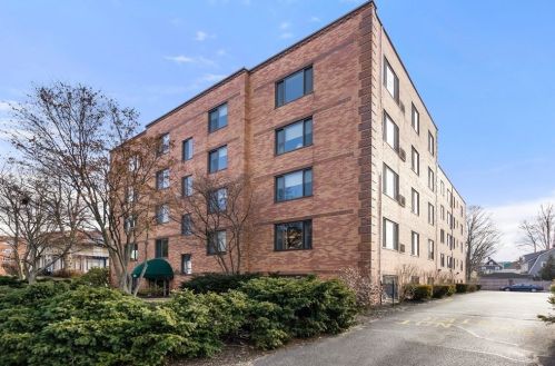 128 Pleasant St, Arlington MA 02476-8170 exterior