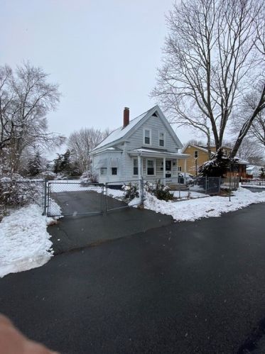 8 Waverly St, Taunton, MA 02780-1420