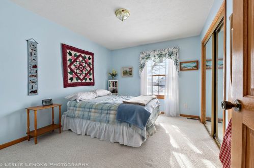 205 Maplewood Dr, Sycamore IL 60178-1154 exterior