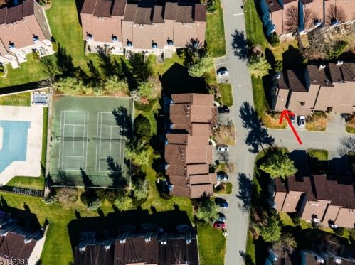 2 Queensbridge Dr, East Hanover NJ  07936-3562 exterior