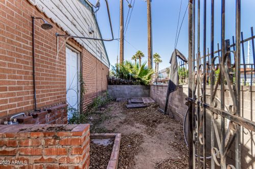 1332 Edgemont Ave, Phoenix AZ 85035-2212 exterior