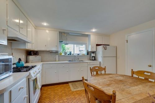 3 Beacon St, Quincy MA 02169-7117 exterior