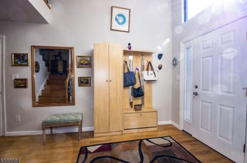 2 Queensbridge Dr, East Hanover NJ  07936-3562 exterior