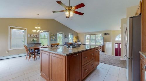 2 Shawnee Rd, Worcester, MA 01606-2635