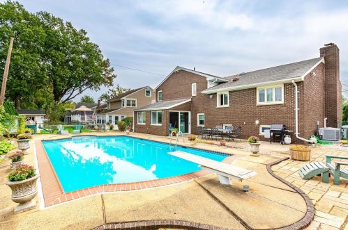 24 Oak St, Carteret, NJ 07008-2215