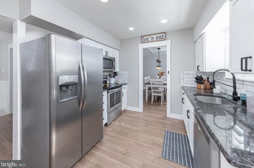 105 Red Stone Rdg, West Deptford NJ  08096-4134 exterior