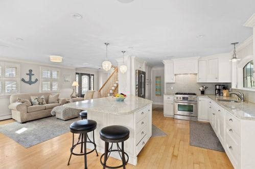 35 Monmouth St, Quincy MA 02171-1067 exterior