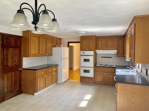 33 Canterbury Ln, Needham MA  02492-3201 exterior