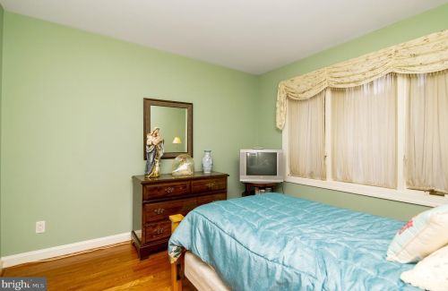 422 Meadowcroft Rd, West Deptford NJ 08096-4007 exterior