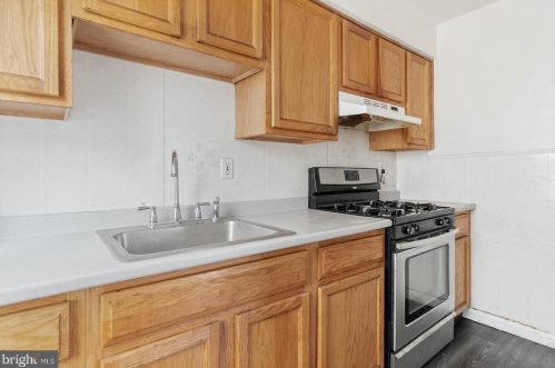 1239 6 St, Philadelphia PA 19140-4561 exterior