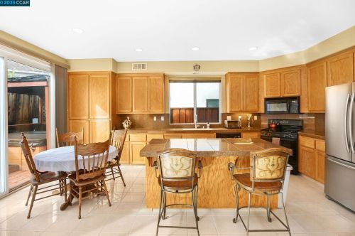 357 Napoleon Dr, San Leandro CA 94577-1580 exterior