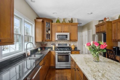 62 Chelsea Dr, Seekonk MA 02771-4923 exterior