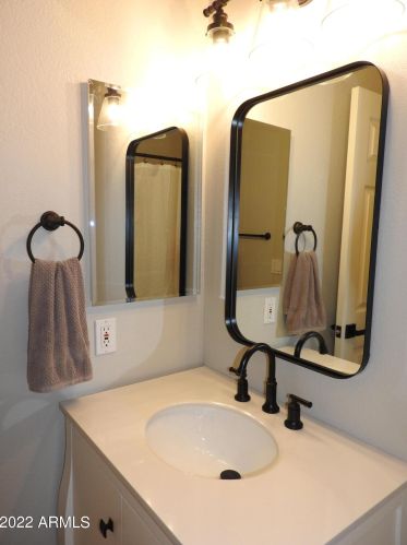 3041 Blackhawk Dr, Phoenix AZ 85050-4821 exterior