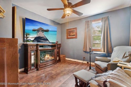 603 Veterans Hwy, Jackson Twp NJ  08527-3730 exterior