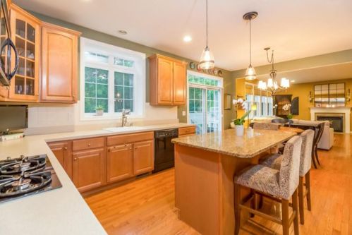 544 Raymond Rd, Plymouth, MA 02360-6884