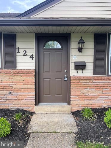 124 Hannold Blvd, West Deptford NJ  08096-1815 exterior