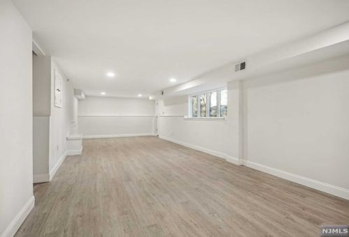 135 Knickerbocker Rd, Cresskill NJ  07626-2439 exterior