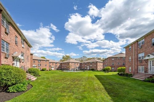 12 Colonial Village Dr, Arlington MA 02474-3909 exterior