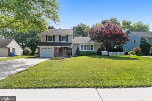 909 Doncaster Dr, West Deptford, NJ 08066-1911