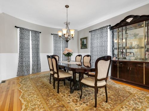 6 Rowe St, Newton MA 02466-1596 exterior