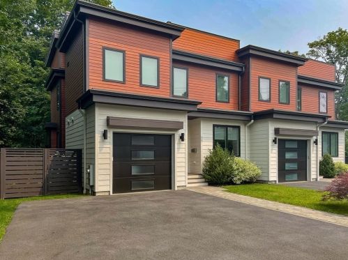 65 Auburn St, Newton, MA 02466-2501