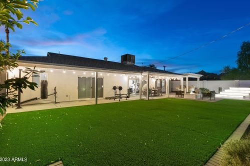 5201 34th St, Phoenix AZ  85018-1440 exterior