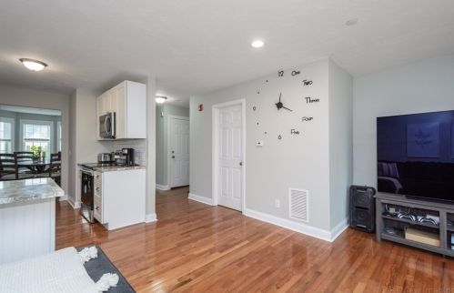 72 Upland St, Worcester, MA 01607-1628