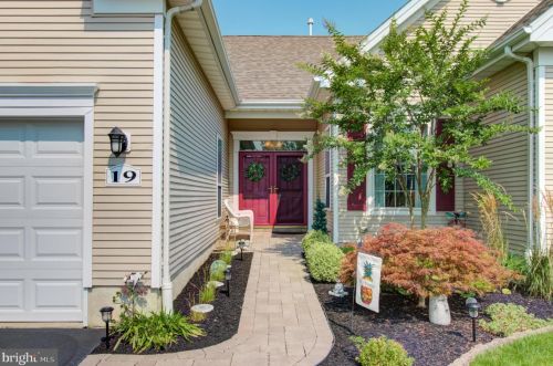 19 Ambrose Dr, Columbus NJ  08022-2305 exterior