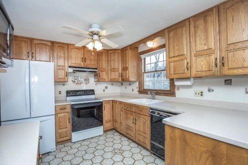 2 Chester Ave, Burlington MA 01803-1312 exterior