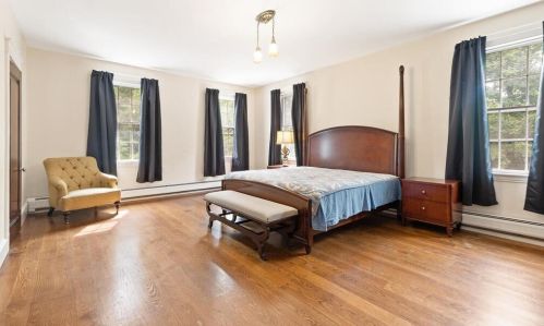 215 Ave, Weston MA 02493-1908 exterior