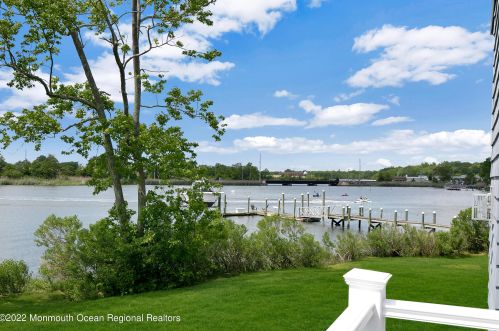 56 Rivers Edge Dr, Little Silver NJ 07739-1706 exterior