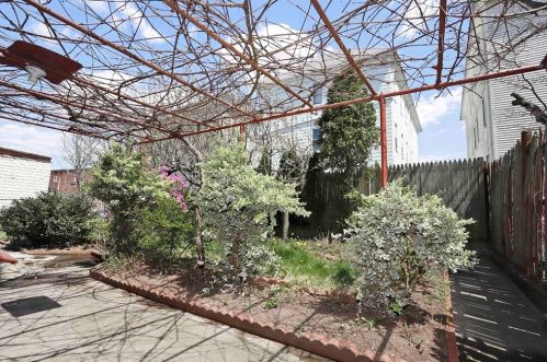 10 Viall St, New Bedford MA 02744-2505 exterior