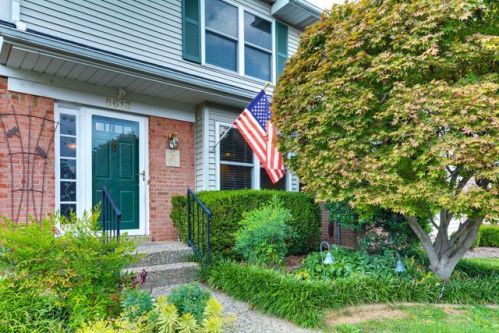 8613 Wintergreen Ct, Louisville KY  40242-3460 exterior