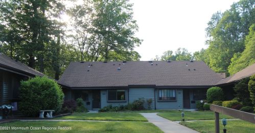 27 Medford Ct, Tinton Falls, NJ 07701-5448