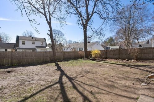 404 Blue Hl Ave, Milton MA 02186-1037 exterior