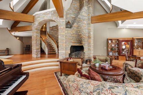 44 Sears Rd, Southborough MA 01772-1101 exterior