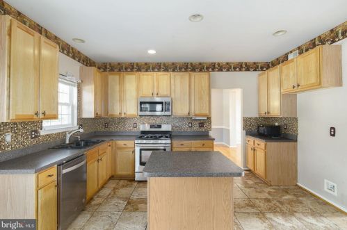 104 Copperfield Dr, West Deptford, NJ 08096-2846