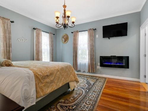 6 Rowe St, Newton MA 02466-1596 exterior