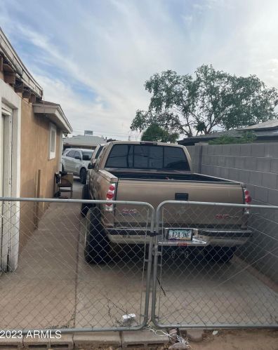 6408 Clarendon Ave, Phoenix AZ 85031-3142 exterior