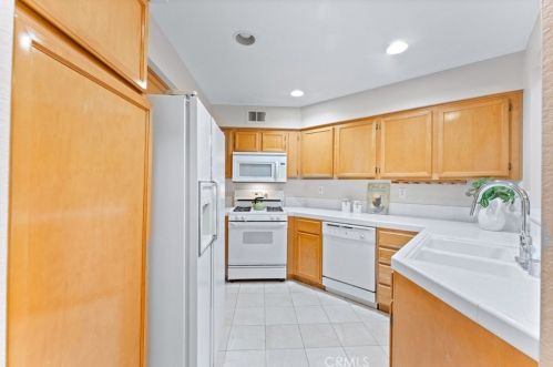 8075 Treeview Ct, Anaheim CA 92808-1552 exterior